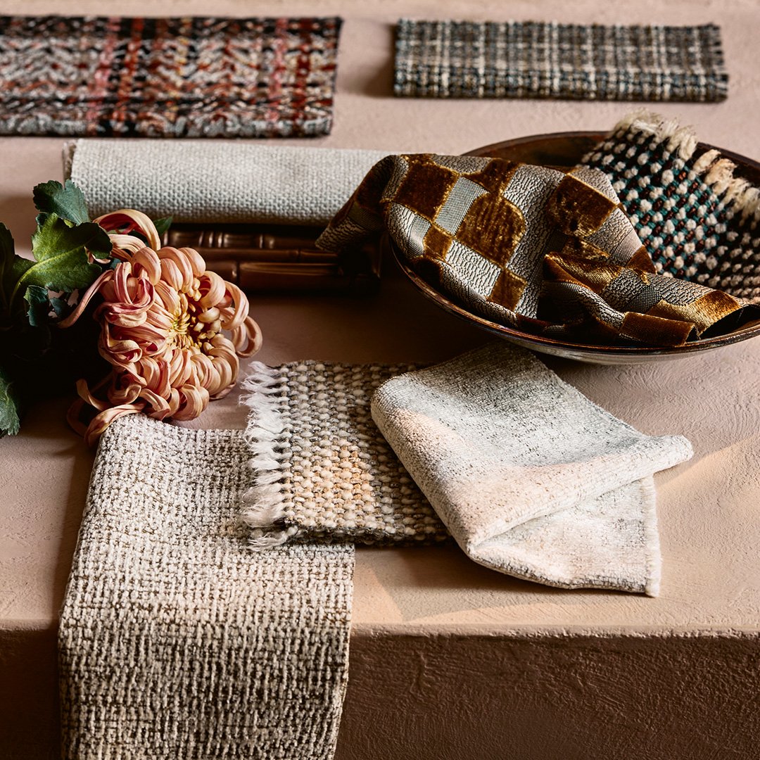 Sisustuskuva tilasta, jossa keskiössä vaalea struktuuripintainen sohva, sekä viherkasvit.