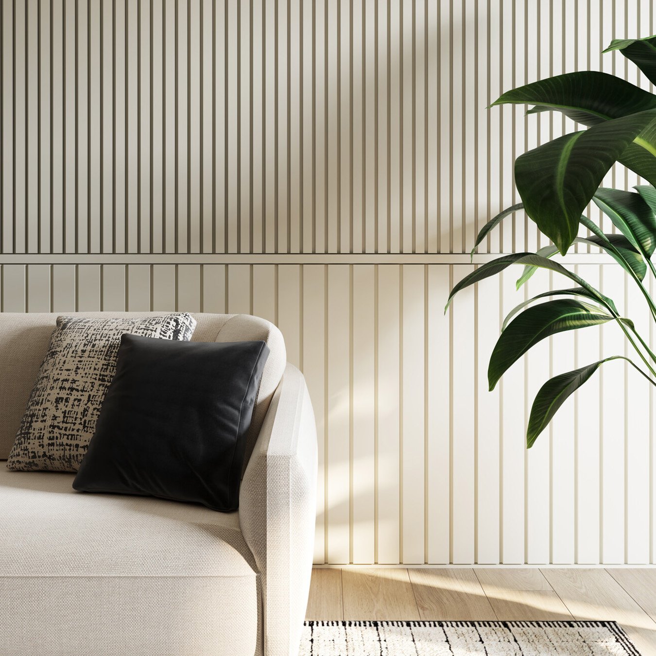 Sisustuskuva vaaleansävyisestä olohuoneen nurkasta, jossa osa sohvaa, huonekasvi sekä paneloitu seinä.