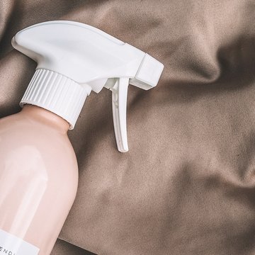 Näin pidät huonekalukankaat ja matot siistinä - 6 vinkkiä