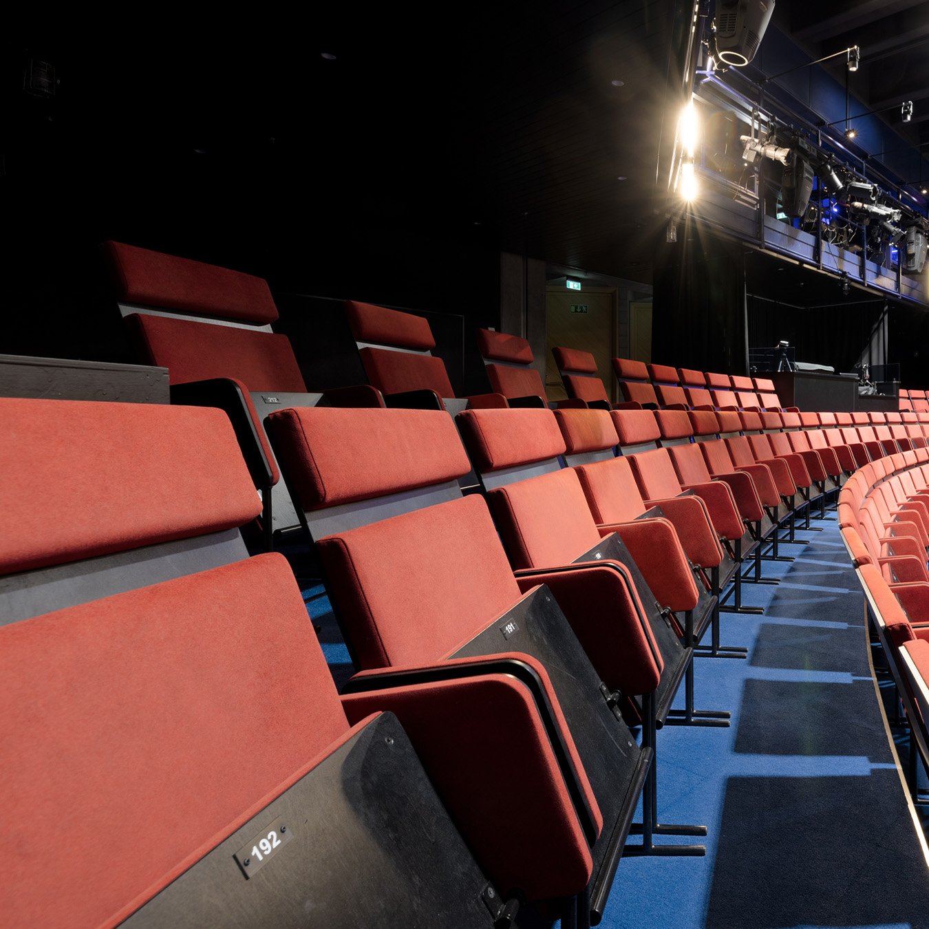 Orient Occidentin valikoimasta Lahden kaupunginteatterin tuolien verhoilukankaiksi valittiin AquaClean Daytona. Kuva teatterin katsomon punaisista tuoleista.